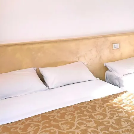 Paris Hotel 2*
